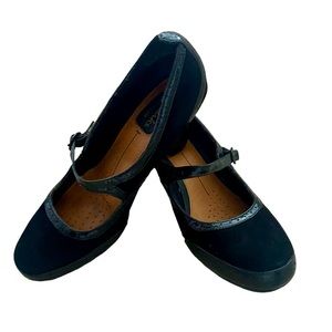 Clark black suede and patent leather low heel 7.5 shoes